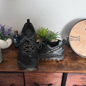 ALTRA OLYMPUS 4 Trail Running Shoes. Men’s SZ 11.5. Black.